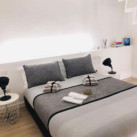 Apartment Vsg25 Nel Centro Di Кальярі Екстер'єр фото